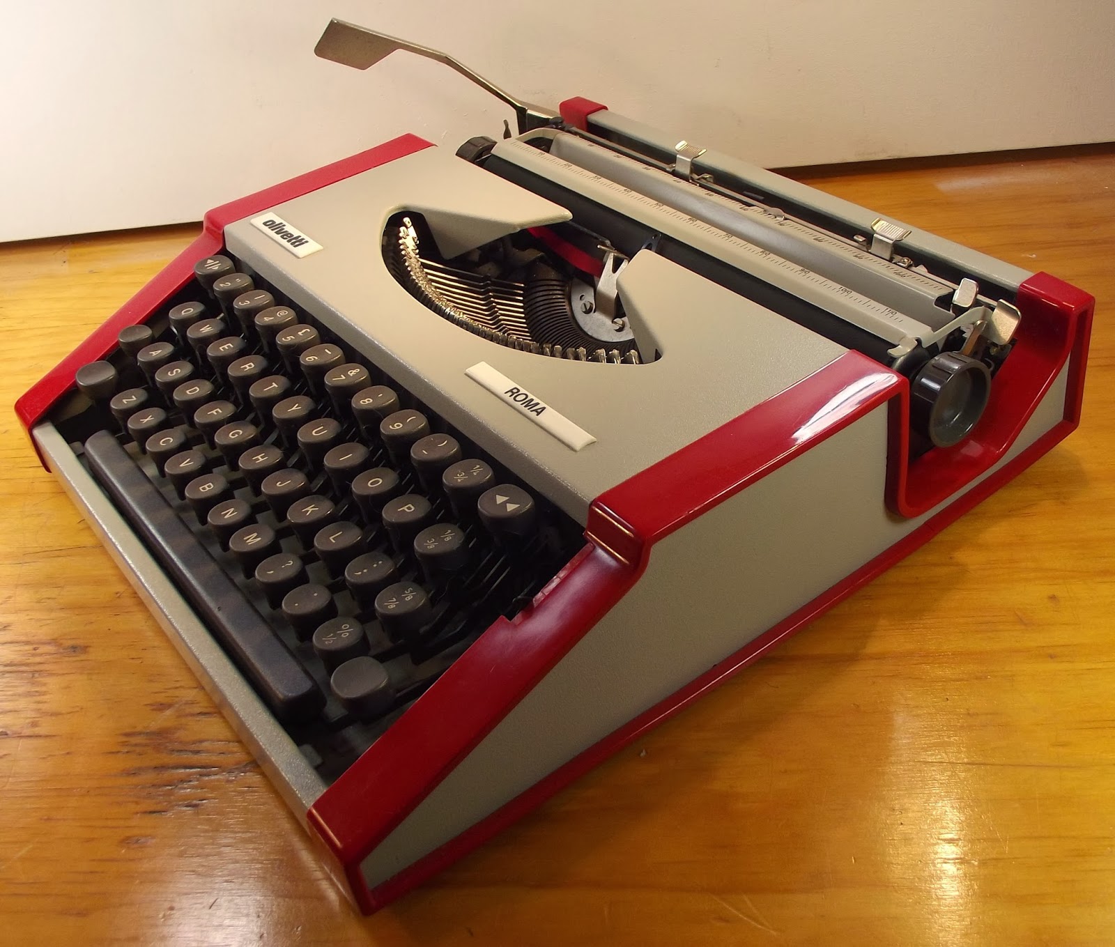 oz.Typewriter: Olympia Traveller De Luxe + Hermes Baby = Olivetti 